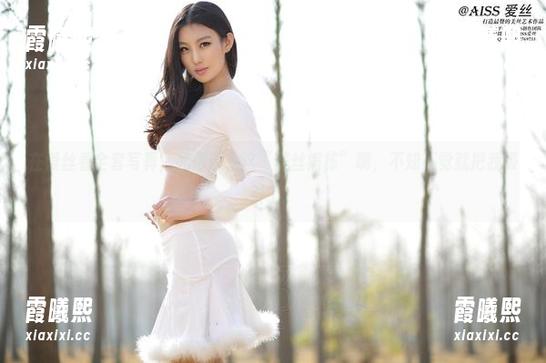 在爱丝看全套写真，我得说，这“美丝病栋”啊，不知不觉就把我吸引了。