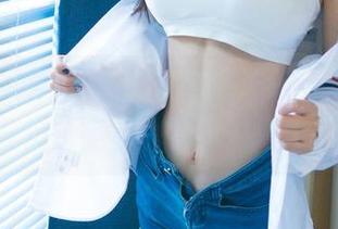 UGirls尤果网 – 图片里的毛衣，看起来好像有些过于宽松，李易童真会玩？！