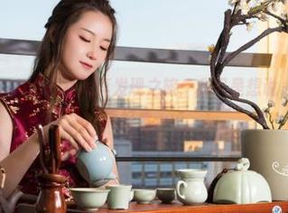 克拉女神 – YOYO在线写真发现之旅：我只是想说，那片海的蓝真好看……