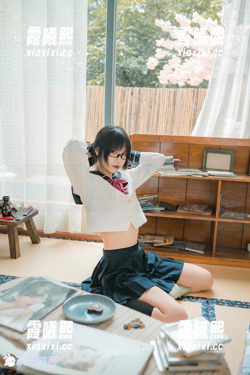 在高清壁纸的海里畅游，兔玩映画给我泳装新体验！