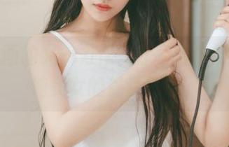 喵糖映画的又一力作，分享给你们香肩清纯美女的舒适气息。