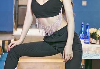 嗲囡囡 – 想要轻松获取关注风，顾欣怡红裙图片下载就行，风扇价格便宜还带自助服务哦～