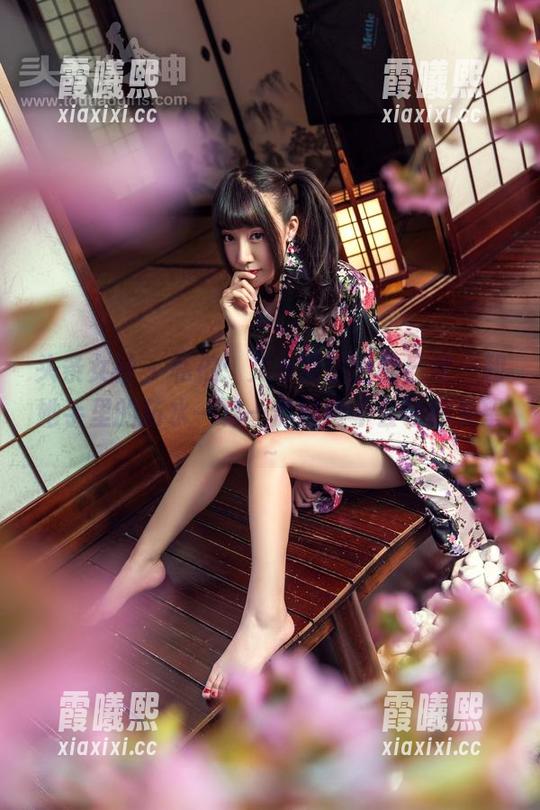 头条女神 - 私拍：艾小青护士的日常，和她手里的药水一样—清淡但不会让你失望～