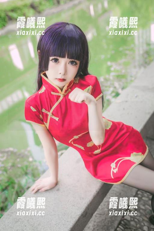 轻松翻阅“巧克力小圆面包”的天台cos图集，有些小惊喜和小调皮。
