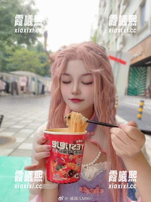 戚顾儿 最新图片中的戚顾儿,黑白也能亮眼哦!