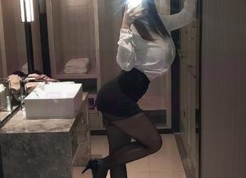 这只小黄鸡是无颜小天使wy的绝配，原图席卷整个网络！