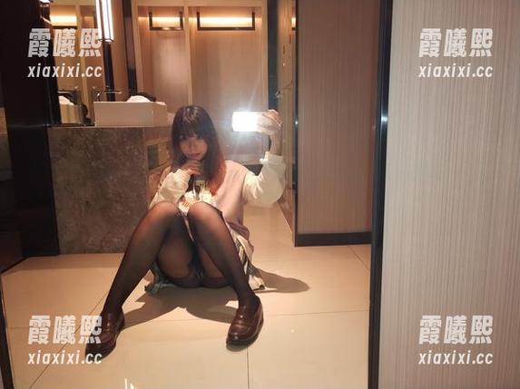 换上OL装的无颜小天使wy，原图跟壁纸都好想贴满朋友圈。