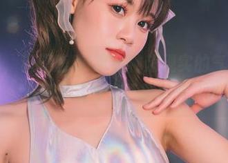 看这原图，星黛鹿鹿i真有种超现实的气场，女王好像随时要走下画框来。