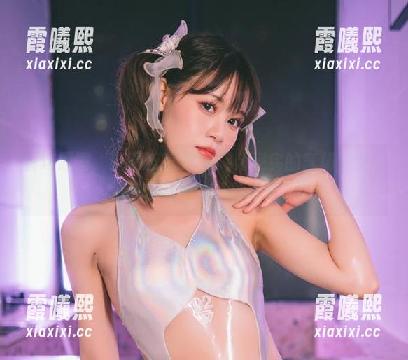 看这原图，星黛鹿鹿i真有种超现实的气场，女王好像随时要走下画框来。