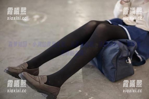 森萝财团 - 小满的教室生活，无圣光照耀，偶尔打个光，就饶有趣味的套图！