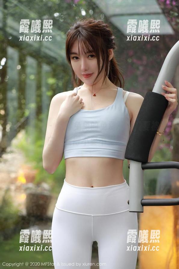 模范学院 - 草莓兔兔的免费写真，要被这白丝迷得不要不要的！