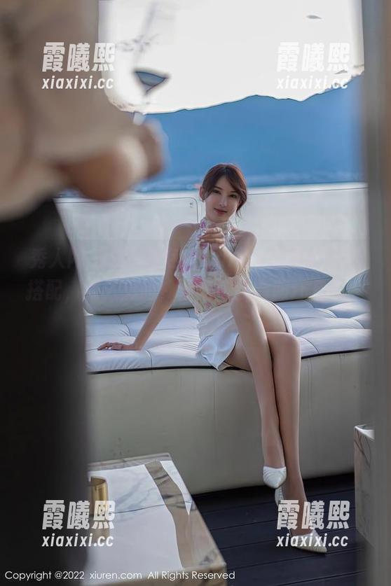 秀人网-Candy糖糖 秀人网 - 高清图包:Candy糖糖的制服搭配,我只想问,这到底是制服还是另一种诱惑?