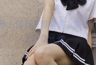 绮梦摄影 – 高清写真集里，章章的白裙轻盈得像云彩。