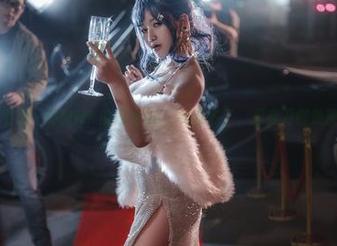最新图册，芊川一笑MNK的忍者2B，笑容多了，忍者刀倒是没见着几把…