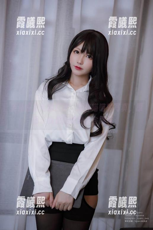 英仙座护士的日常：荒井喵喵的写真，原图让我想问她肿么会那样。