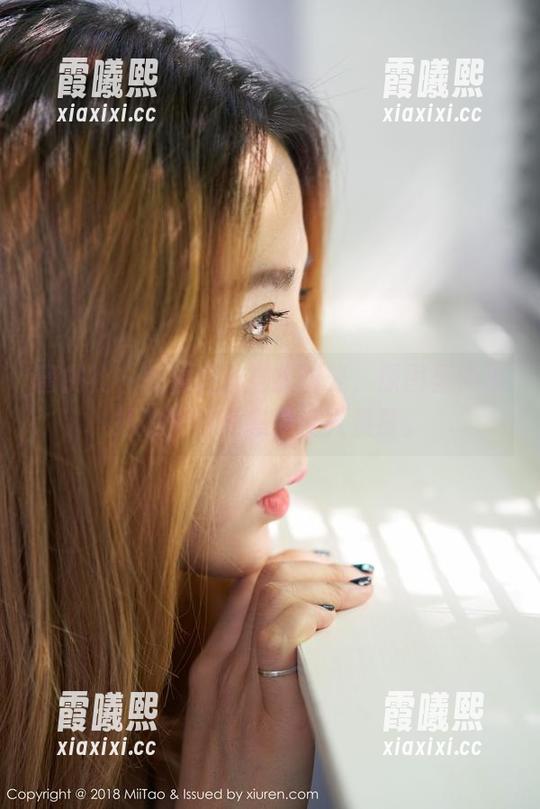 蜜桃社 - 观看这些居家时光，原图里伊素妍的慵懒姿态真让人羡慕。