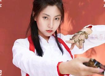 蜜桃社 – 佩琦Pinky的黑白之旅，观看中的迷失与找回