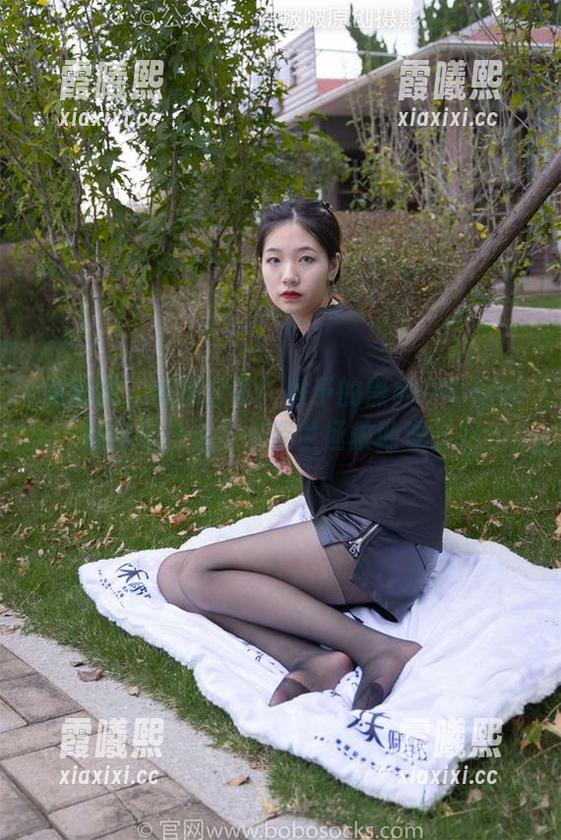 袜啵啵-稚予 袜啵啵 - 免费分享!稚予的黑色中筒袜好像藏着什么,卡姿兰拯救地球了?
