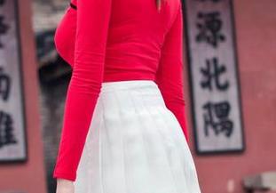 魔镜街拍 – 哇哦，婷婷身穿白色吊带dress，黑丝美腿真让人想多看几眼！这包写真简直值得一翻！