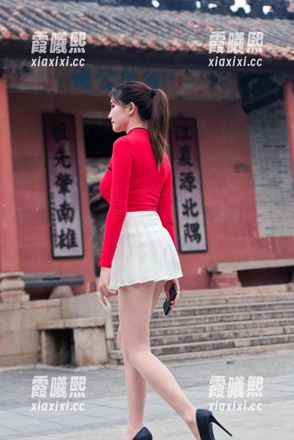 魔镜街拍 - 哇哦，婷婷身穿白色吊带dress，黑丝美腿真让人想多看几眼！这包写真简直值得一翻！