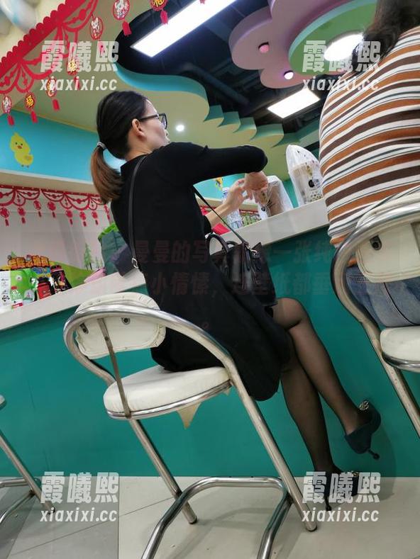 魔镜街拍-曼曼 魔镜街拍 - 曼曼的写真就像一张纯白画布,干净却带点小情愫,连壁纸都垂涎三尺。