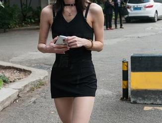魔镜街拍 – 难得的美图，楼楼在白色连衣裙里散发出的气质，一定要分享给更多人！